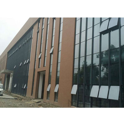 GOLDENKLOR REFLECTIVE ISOLATE GLAAS ALUMINIUM GORDENWALLEN voor het grote gebouw van het hotel
