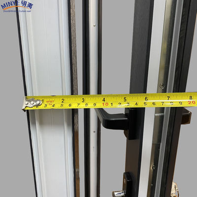 Dubbel gehard glas UPVC verticale deur met scharnieren voor duurzame PVC-gepakte deur