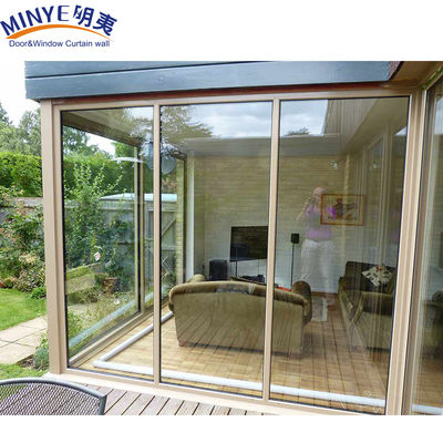 Voorhuis slaapkamer ontwerp groot vast raam met aluminium frame en glazen panelen