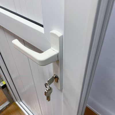 Winddicht PVC Franse stijl hoofddeuren UPVC verticale scharnierdeur met PVC-gussetdeur