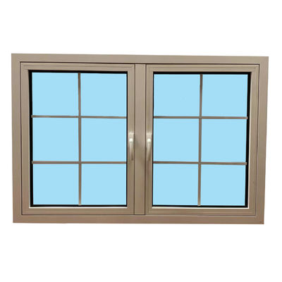 Modern huis met aluminium ruiten met dubbel glas en grill design