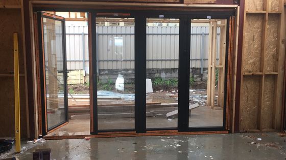 Opvouwbaar aluminium hoofdgrill met ijzeren deuren ontwerp voor op maat gemaakte ramen en deuren