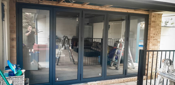Opvouwbare glazen accordeon deur met modern ontwerp en eenvoudig onderhoud