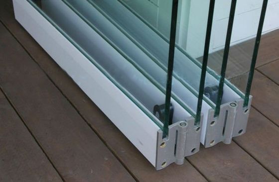 Prachtige raamloze Custom Glass Aluminium Balkon Klappende Deur Met Thermische Isolatie