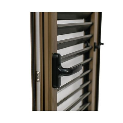 Op maat gemaakte grootte Aluminium met hand bediende deurluik in glas in op maat gemaakte kleuren