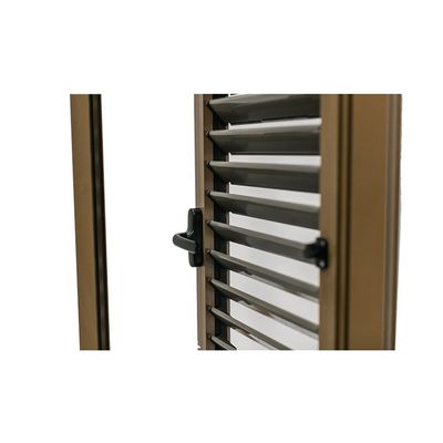 Op maat gemaakte grootte Aluminium met hand bediende deurluik in glas in op maat gemaakte kleuren