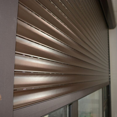 Winddichte functie Verticaal openingspatroon Aluminium legering magazijn deur voor opslag