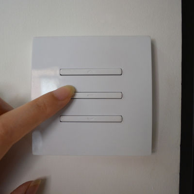 Winddichte functie Verticaal openingspatroon Aluminium legering magazijn deur voor opslag